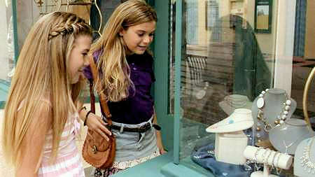 Amanda and Rachel Pace as the young Kelly twins